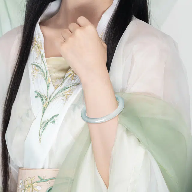 北隐 【高润透光】海洋之谜 新中式国风透蓝素圈圆条古风 小众精致气质 石英岩质玉 天山翠 手镯 女款 礼盒装