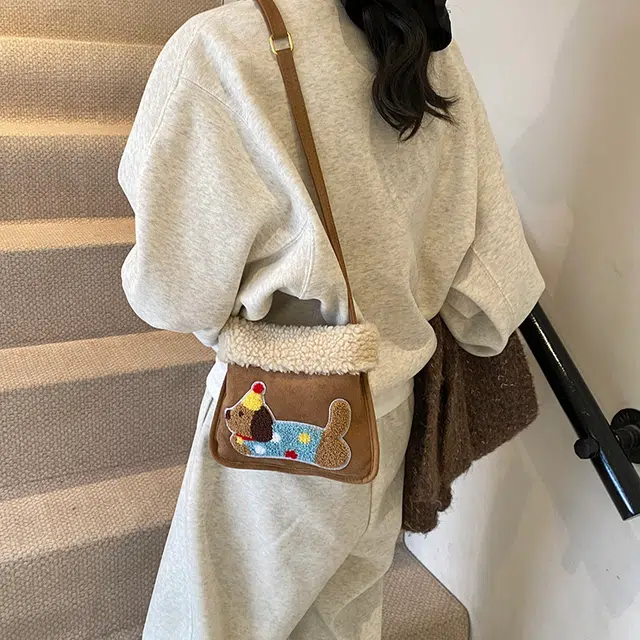 轩玺 小众可爱时尚简约百搭通勤 毛呢 斜挎单肩包 女款 棕色配卡其/棕配白/红色/粉色