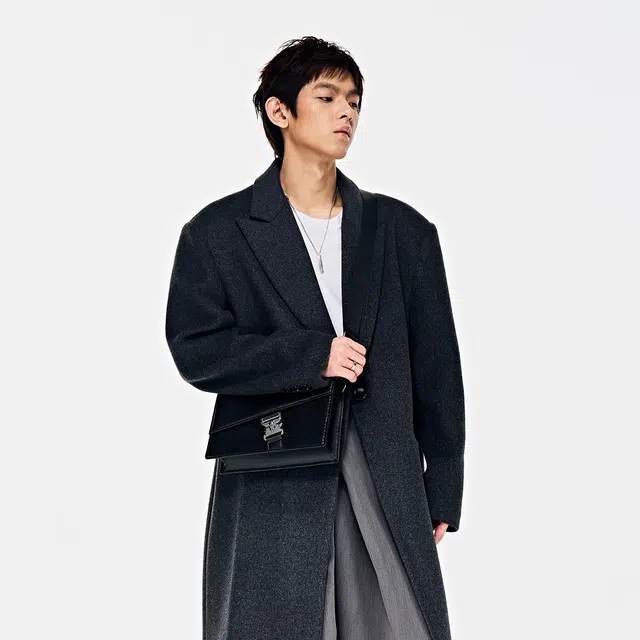 黑田矢衛 不规则蛇纹锁扣式休闲 人造革 单肩斜挎包 男女同款情侣款 黑色