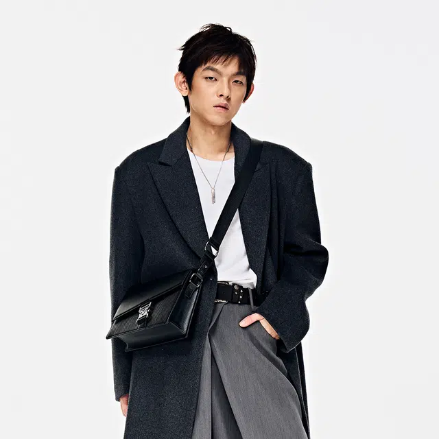 黑田矢衛 不规则蛇纹锁扣式休闲 人造革 单肩斜挎包 男女同款情侣款 黑色