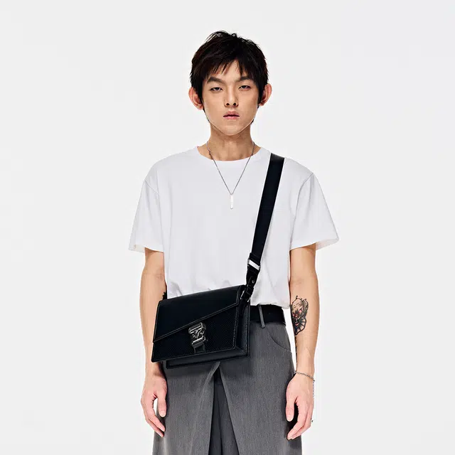 黑田矢衛 不规则蛇纹锁扣式休闲 人造革 单肩斜挎包 男女同款情侣款 黑色