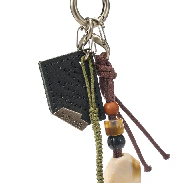 黑田矢衛 小众高级感手工串珠植鞣真皮牌装饰挂件裤链钥匙扣小号挂饰 树脂拼牛皮拼金属 自然之韵 包周边 男女同款情侣款 黑色