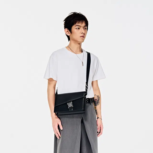 黑田矢衛 不规则蛇纹锁扣式休闲 人造革 单肩斜挎包 男女同款情侣款 黑色