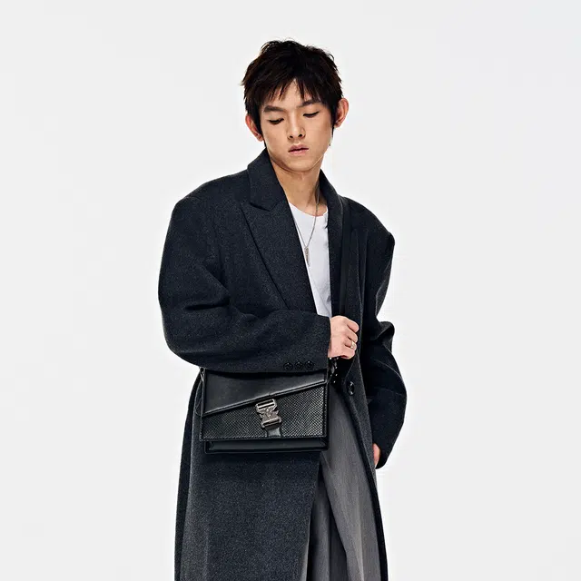 黑田矢衛 不规则蛇纹锁扣式休闲 人造革 单肩斜挎包 男女同款情侣款 黑色