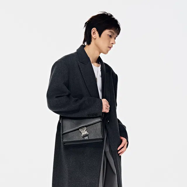 黑田矢衛 不规则蛇纹锁扣式休闲 人造革 单肩斜挎包 男女同款情侣款 黑色