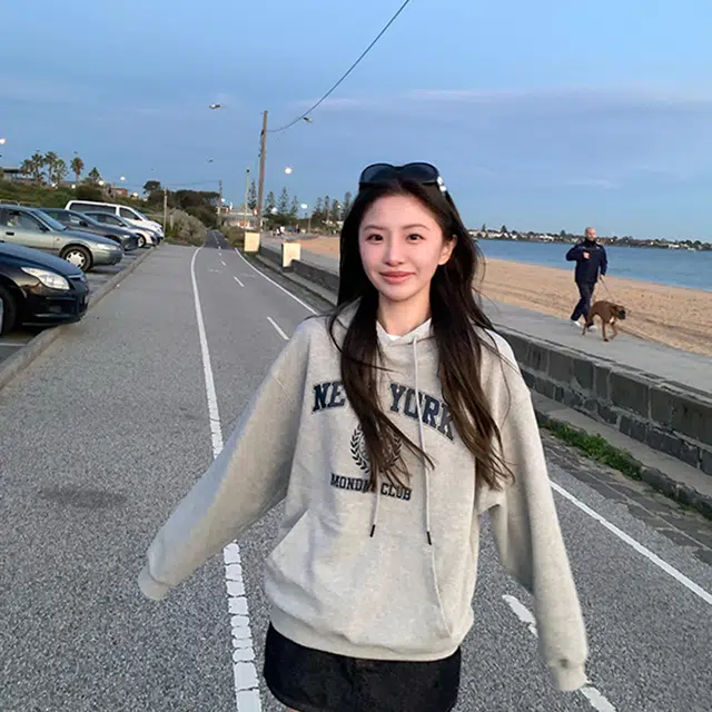 花蔓色 美式复古套头长袖休闲宽松落肩上衣时尚字母印花连帽卫衣 女款