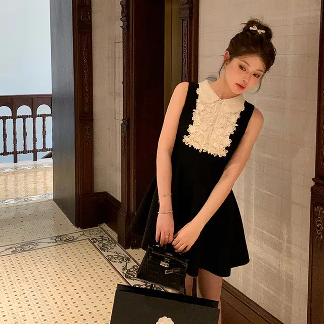 费尔岛上的猫 时尚气质法式蕾丝娃娃领生日小黑裙无袖连衣裙 女款