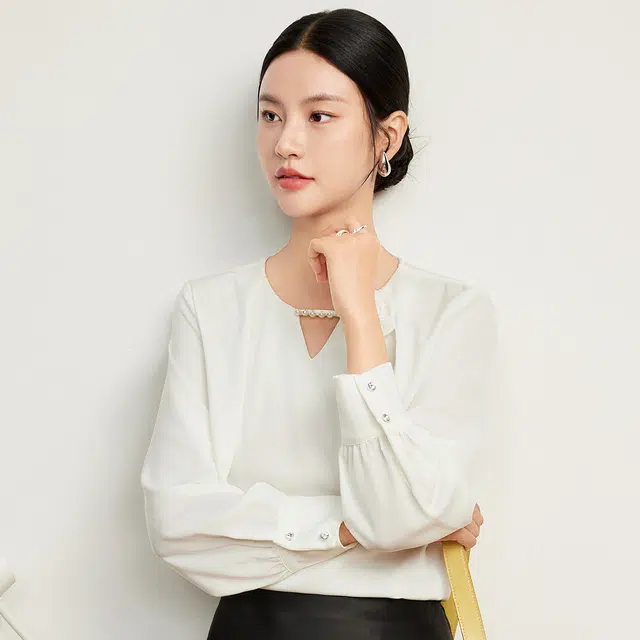 富铤 纯色珍珠圆领玫瑰装饰镂空百搭长袖衬衫 女款
