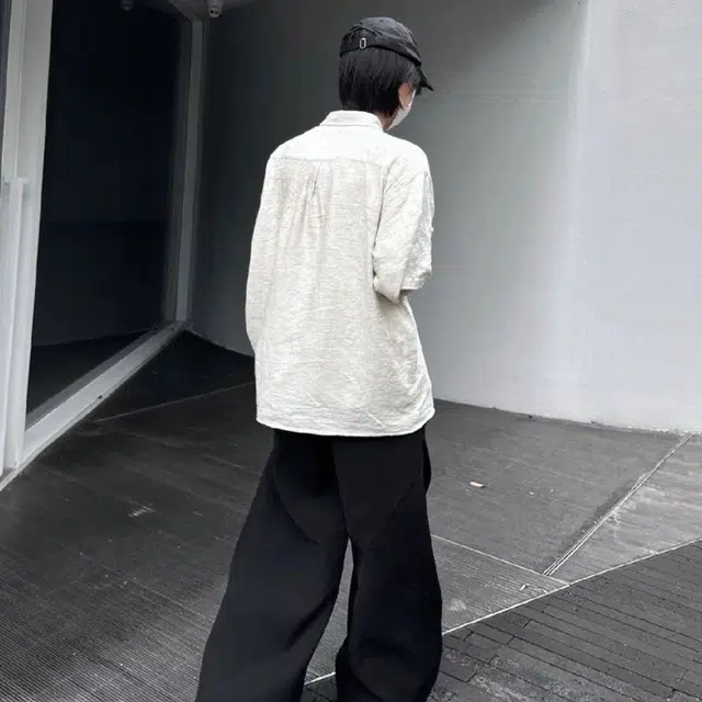 费尔岛上的猫 花卉浮雕纯色简约透气百搭老钱风休闲短袖衬衫 男女同款