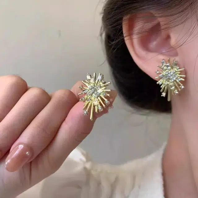 彤彤兔 法式复古不规则烟花状镶钻高级感耳钉女小众独特冷淡风 合金 耳环 女款