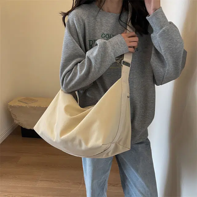 德力熊 大容量三色可选便携式简约百搭休闲运动尼龙单肩包 大号 男女同款 多色