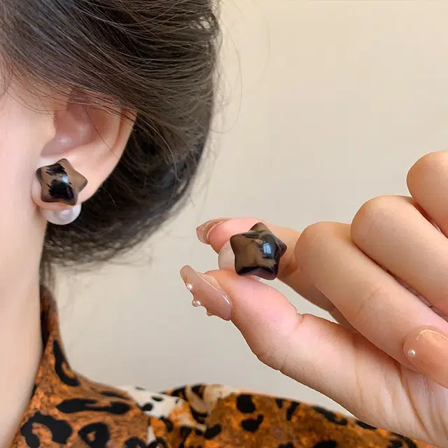 彤彤兔 美拉德豹纹仿珍珠两戴耳钉女秋冬复古高级感气质星星百搭 树脂 耳环 女款