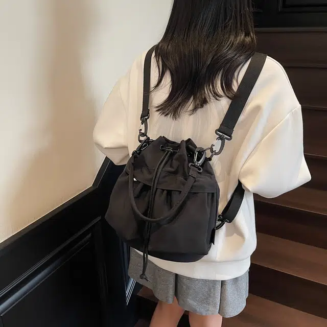 德力熊 纯色抽绳多口袋斜挎包轻便休闲通勤 尼龙 单肩包 女款 黑色/米白/咖啡色/黄色/绿色/卡其