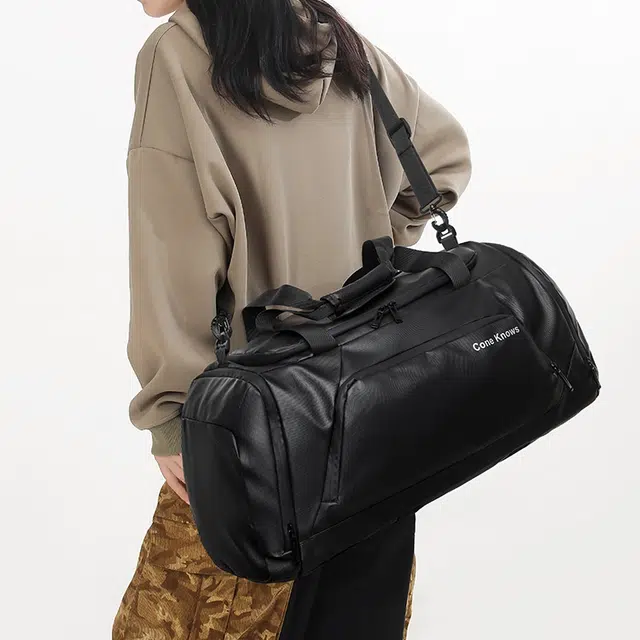 彤彤兔 防水大容量干湿分离健身潮酷外出轻便行李 尼龙 双肩包旅行包 男女同款情侣款 黑色