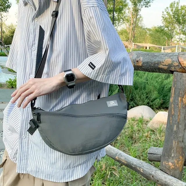 德力熊 运动休闲通勤饺子包出行小背包 牛津布 斜挎包 男女同款情侣款 多色