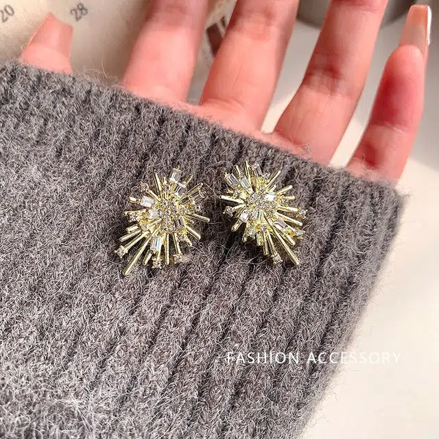 彤彤兔 法式复古不规则烟花状镶钻高级感耳钉女小众独特冷淡风 合金 耳环 女款