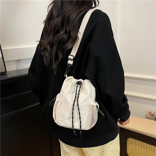 德力熊 百搭休闲简约抽绳束口水桶手机包潮流 尼龙 斜挎单肩包 常规 女款