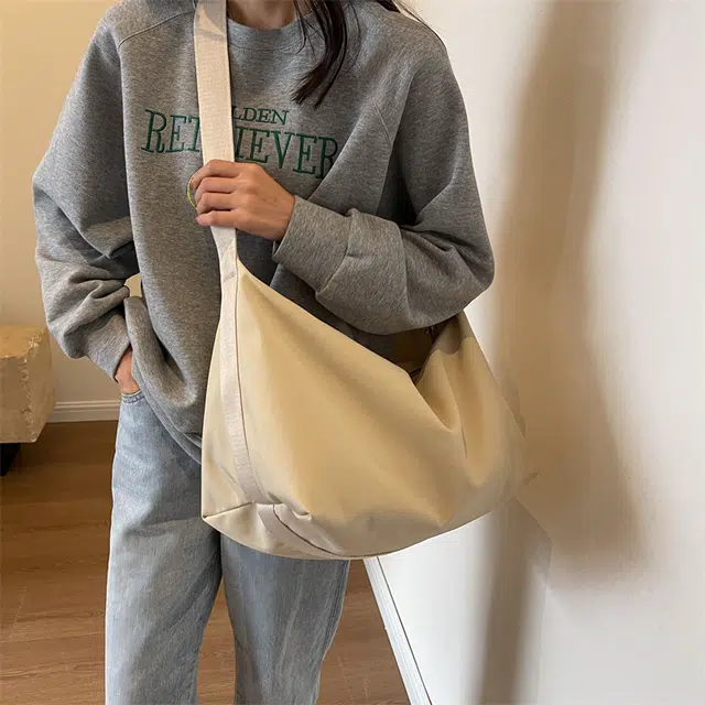 德力熊 大容量三色可选便携式简约百搭休闲运动尼龙单肩包 大号 男女同款 多色