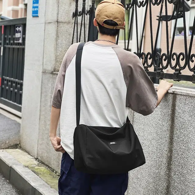 德力熊 双色运动训练大容量休闲外出旅游 尼龙 健身包行李包斜挎包单肩包 常规 男女同款情侣款 黑/红