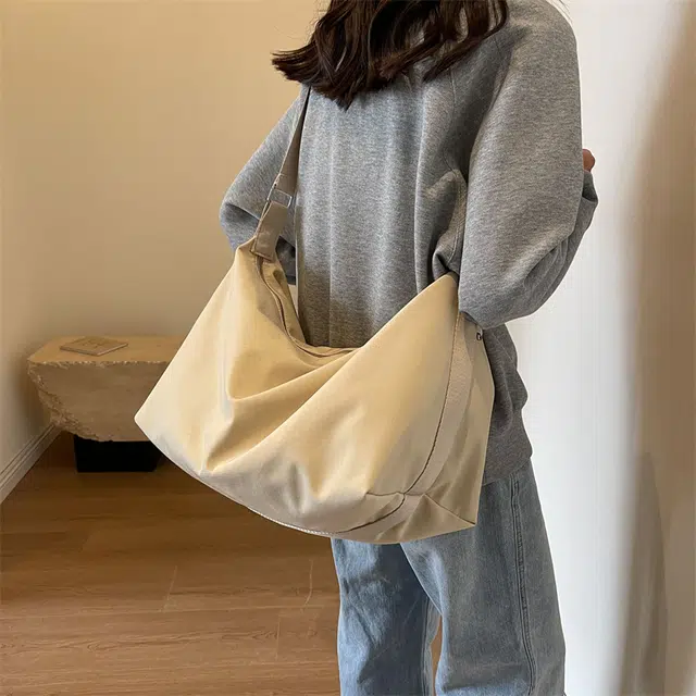德力熊 大容量三色可选便携式简约百搭休闲运动尼龙单肩包 大号 男女同款 多色