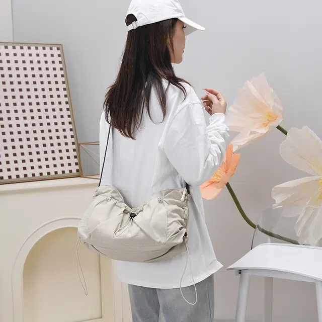 德力熊 百搭褶皱抽绳云朵斜挎包小众设计通勤包 尼龙 单肩包 常规 女款 多色