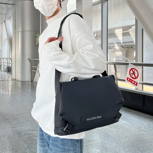 德力熊尼龙男士双色日系潮牌休闲单肩包学生小挎包运动骑行背包手提斜挎邮差包