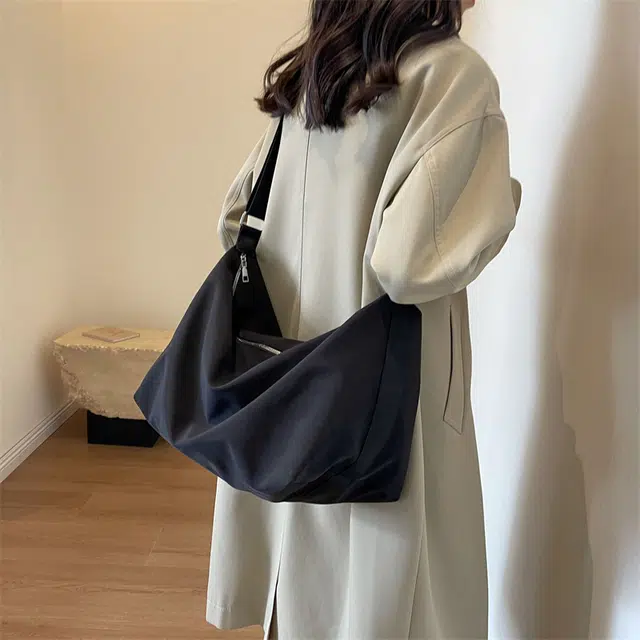 德力熊 大容量三色可选便携式简约百搭休闲运动尼龙单肩包 大号 男女同款 多色