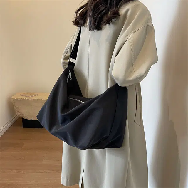 德力熊 大容量三色可选便携式简约百搭休闲运动尼龙单肩包 大号 男女同款 多色