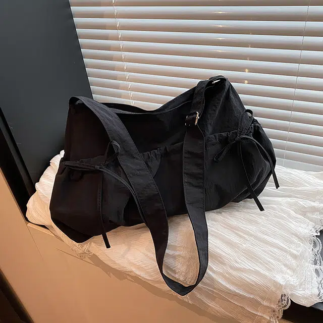 德力熊 小众设计休闲斜挎包纯色褶皱抽绳轻便 尼龙 单肩包 女款 黑色/灰色/白色/黄色/蓝色