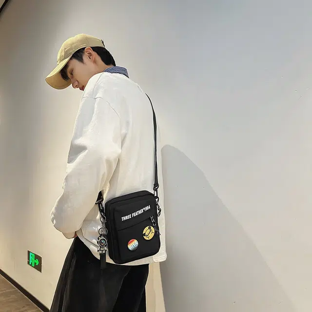 德力熊 潮牌运动 尼龙 斜挎单肩包 男女同款情侣款 黑/宇航员/太空人/字母