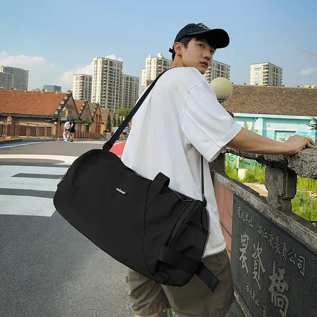 德力熊 潮牌百搭大容量斜挎手提包短途出差行李包 尼龙 旅行包 男女同款情侣款 黑色/白色