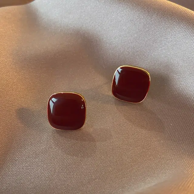 925