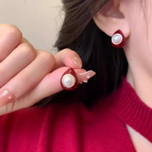 彤彤兔 安可拉红水滴状仿珍珠耳钉女高级感秋冬复古时尚 树脂 耳环 女款