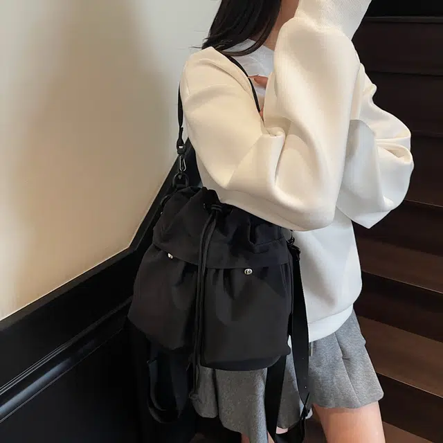 德力熊 纯色抽绳多口袋斜挎包轻便休闲通勤 尼龙 单肩包 女款 黑色/米白/咖啡色/黄色/绿色/卡其