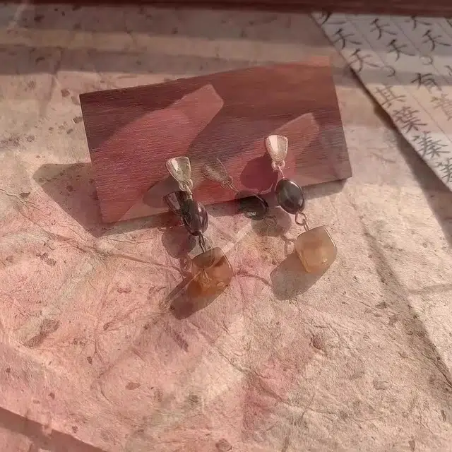 彤彤兔 韩系咖色方块秋冬复古轻奢高级感耳坠几何简约独特耳钉女 树脂 耳环 女款