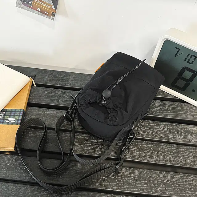 德力熊 纯色轻量化单肩包多功能水杯包手机包 尼龙 斜挎包 常规 男女同款情侣款 黑色/白色/黄色/紫色/桔色/绿色