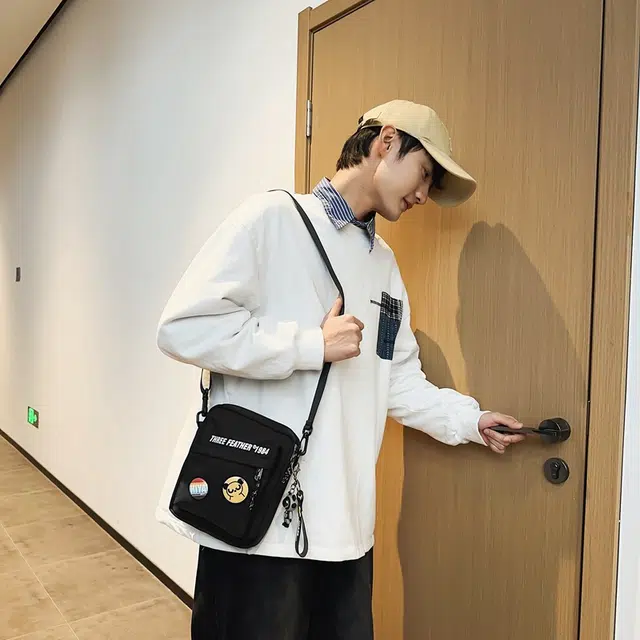 德力熊 潮牌运动 尼龙 斜挎单肩包 男女同款情侣款 黑/宇航员/太空人/字母