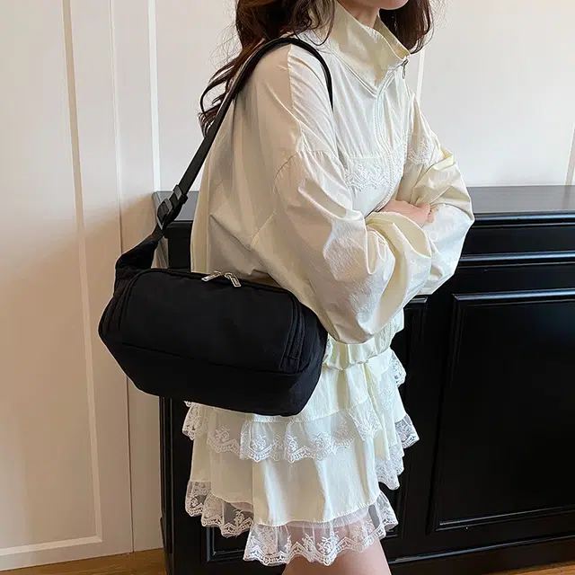 德力熊 纯色大容量休闲背包简约百搭轻便单肩包潮流骑行胸包 尼龙 斜挎包 常规 女款 黑色/白色/黄色/灰色/蓝色