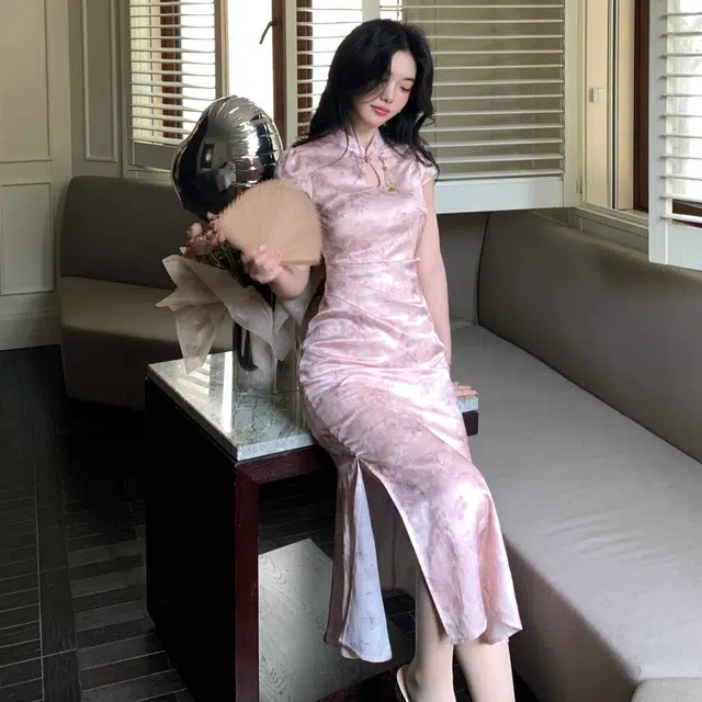 花蔓色 美式舒适休闲通勤百搭舒适休闲通勤百搭短国风立领提花锻面直角肩新中式长款短袖连衣裙款式 女款