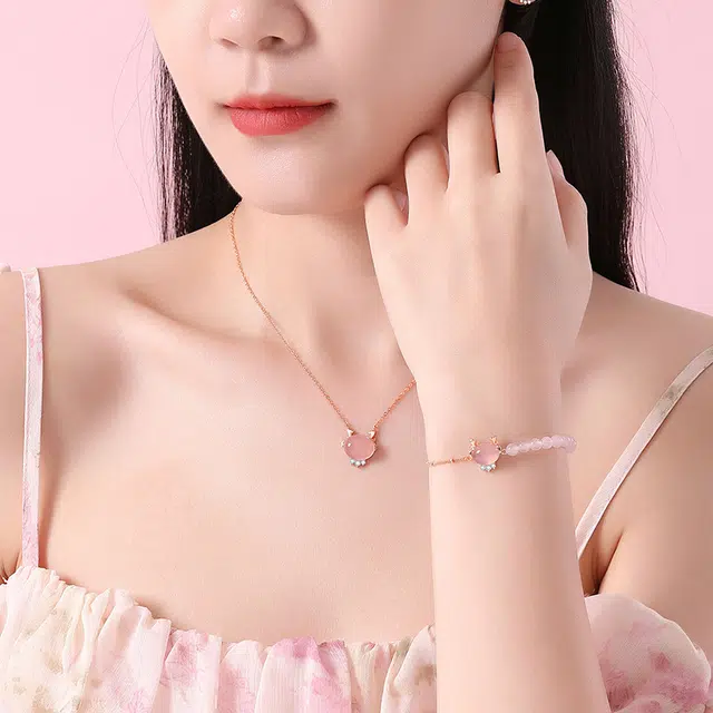 六珍堂 新中式国风潮流小众设计招桃花好运萌宠粉色 水晶 手链 女款