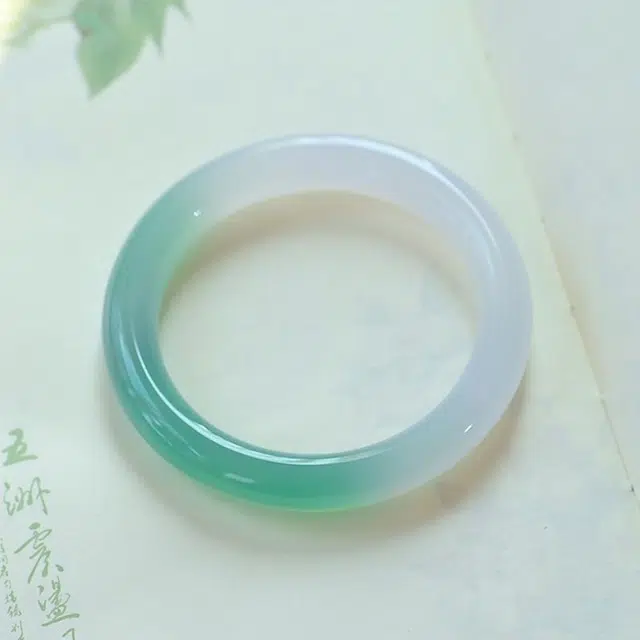 六珍堂 新中式设计感半山半水半白半绿远山黛高冰镯圆条油青玉古风汉服旗袍 玉髓 手镯 女款