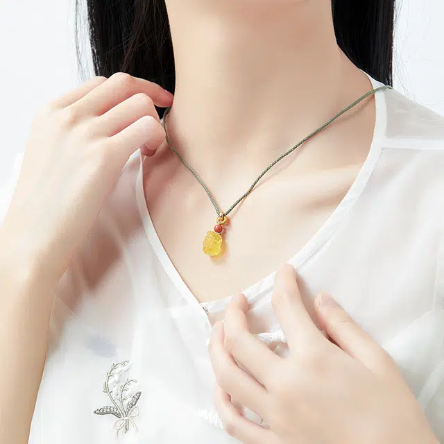 六珍堂 国潮貔貅 手工编织 复古小众 琥珀 玉石项链 女款