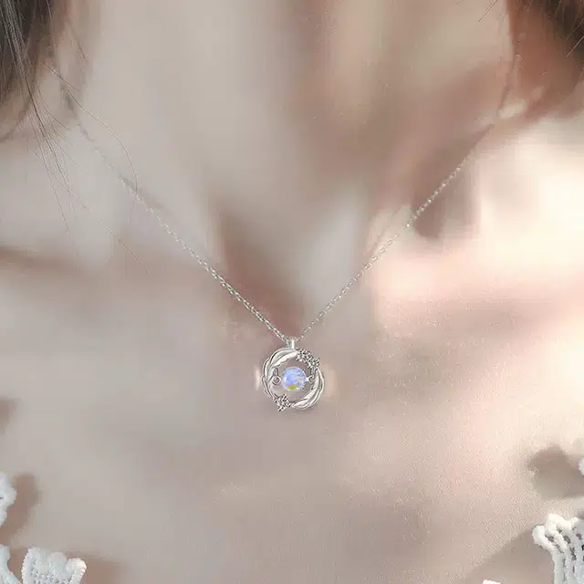 925