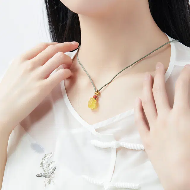 六珍堂 国潮貔貅 手工编织 复古小众 琥珀 玉石项链 女款