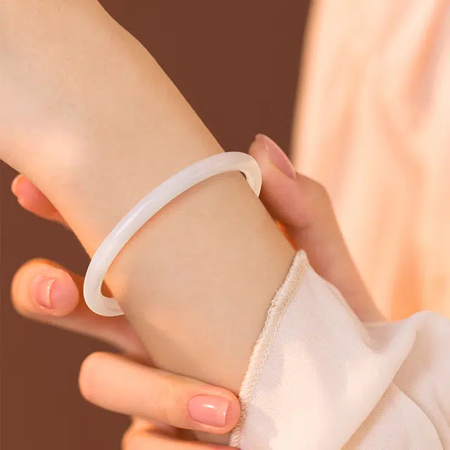 中国黄金 央创时尚 荔枝冻白月光 新中式 优雅古风旗袍汉服气质清冷感 玉镯女生 大气 玉髓 玉石手镯 女款