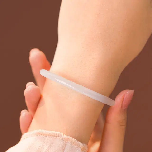 中国黄金 央创时尚 荔枝冻白月光 新中式 优雅古风旗袍汉服气质清冷感 玉镯女生 大气 玉髓 玉石手镯 女款