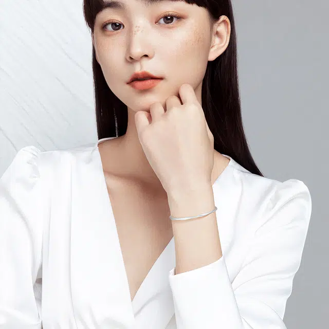 中国黄金 央创时尚 莫比乌斯素镯 轻奢小众设计感  银手镯 可调节 足银 手镯 女款 礼物礼盒 女生女友