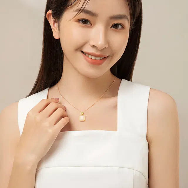 中国黄金 央创时尚 蝠报平安 新中式 小众设计感  轻奢 和田玉 项链 女款 青玉 礼盒朋友闺蜜