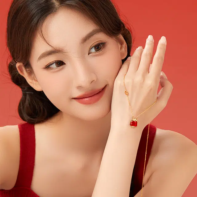 中国黄金 央创时尚 红运灵蛇 轻奢小众高级感 简约百搭 新中式本命年 生肖顺利 好运 玛瑙 项链 女款