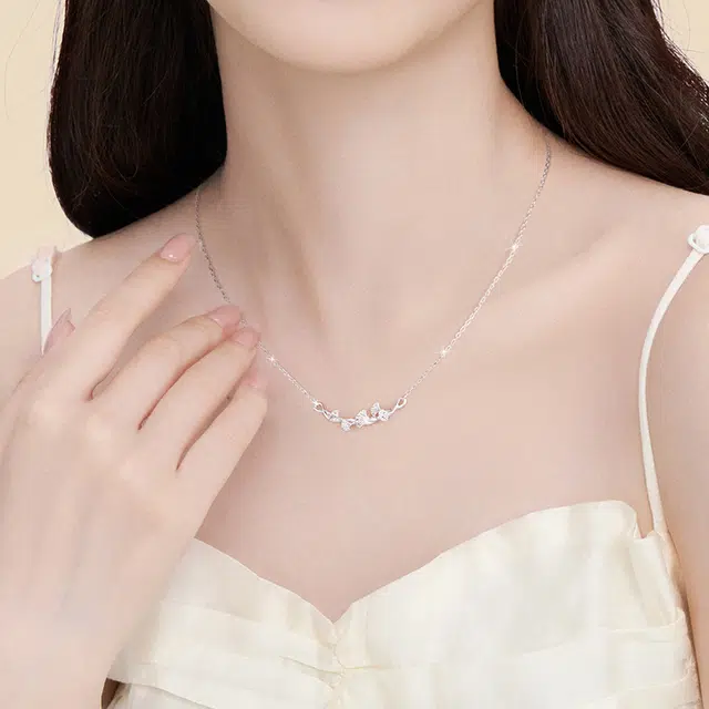 中国黄金 央创时尚 三生有杏系列 银杏叶锁骨链 轻奢小众设计 简约气质 通勤百搭 足银 项链 女款 精美礼盒